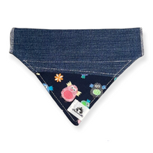Charger l&#39;image dans la galerie, Foulard de jeans recyclés pour chat ou petit chien – Hibou et fleurs
